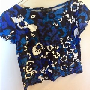 kinda foral top 💙 Jones New York